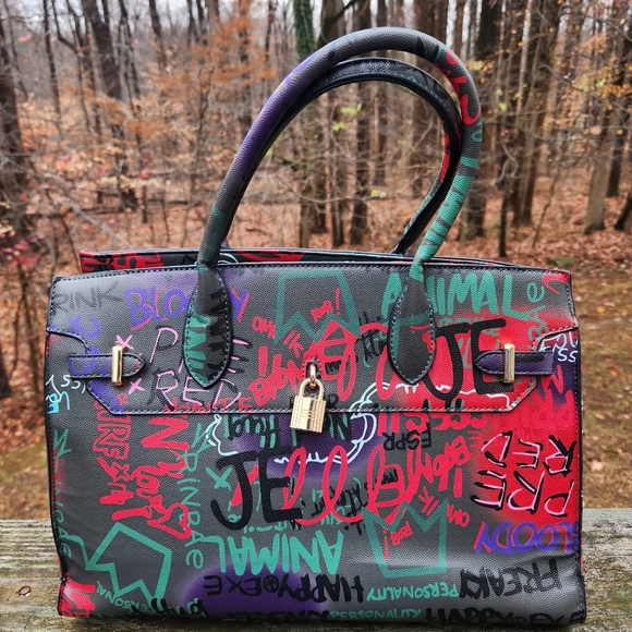 Graffiti "FREAKY" 2 way bag with crossbody strap - Picture 2 of 14